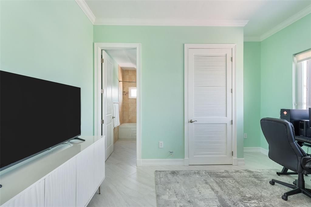 Home Office, Interior