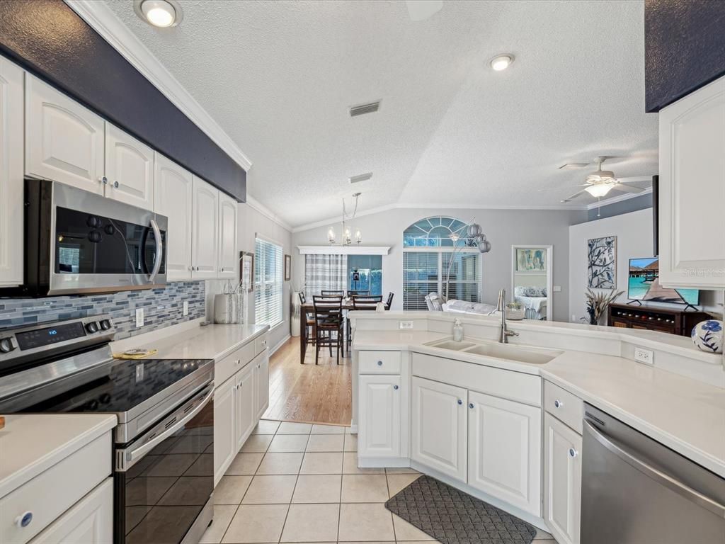 Chandelier, Dining room, Interior, Kitchen, Pendant Lights, Recessed Lighting, Stainless Steel Appliances, Wood Texture Flooring