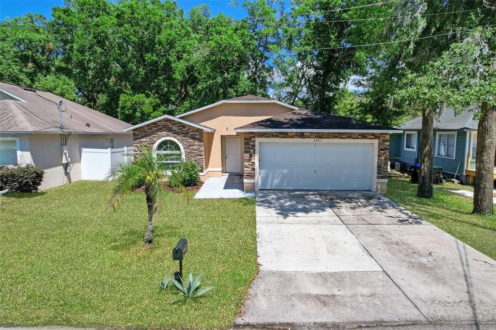 Attached, Exterior, Facade, Ranch