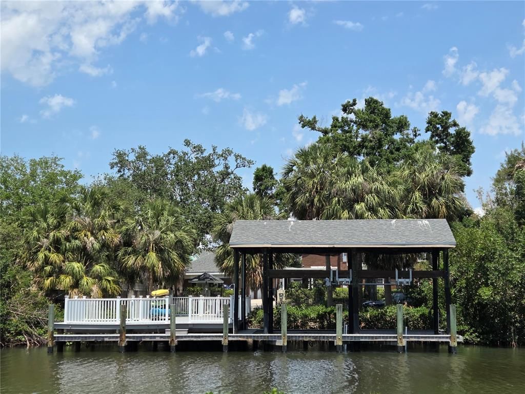 Exterior, Lake