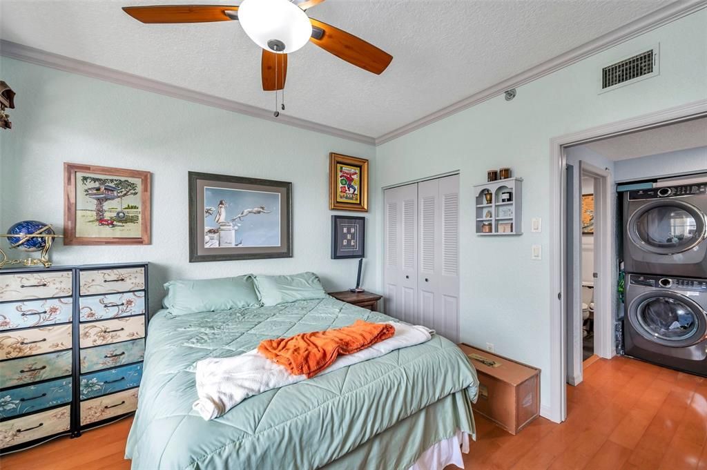 Bedroom, Interior, Washer, Wood Texture Flooring