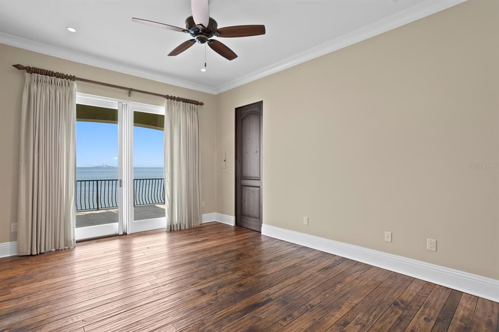 Empty room, Interior, Recessed Lighting, Water, Wood Texture Flooring