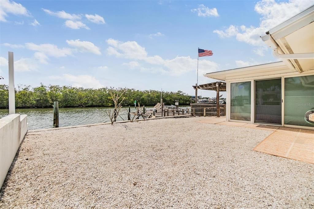 Exterior, Lake