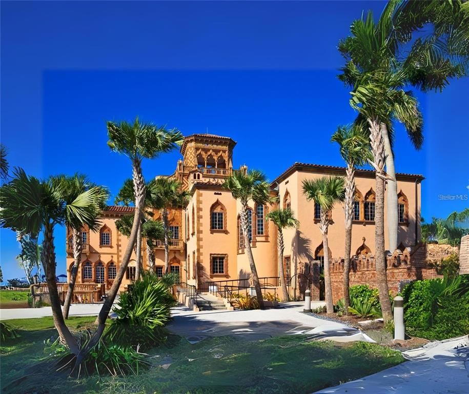 Exterior, Facade, Mediterranean