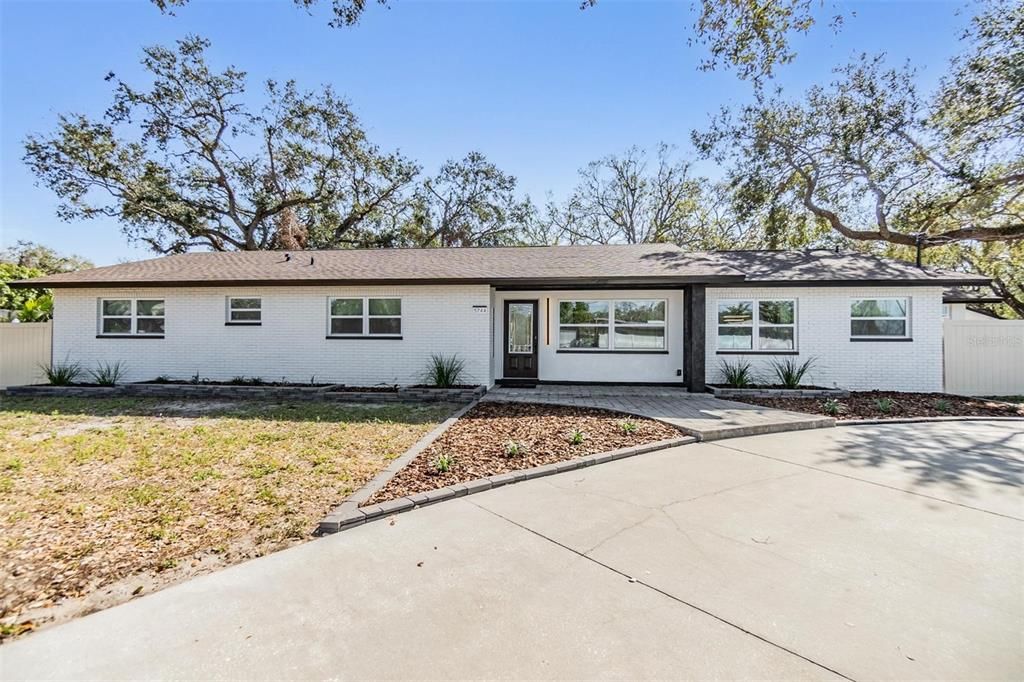 Exterior, Facade, Ranch