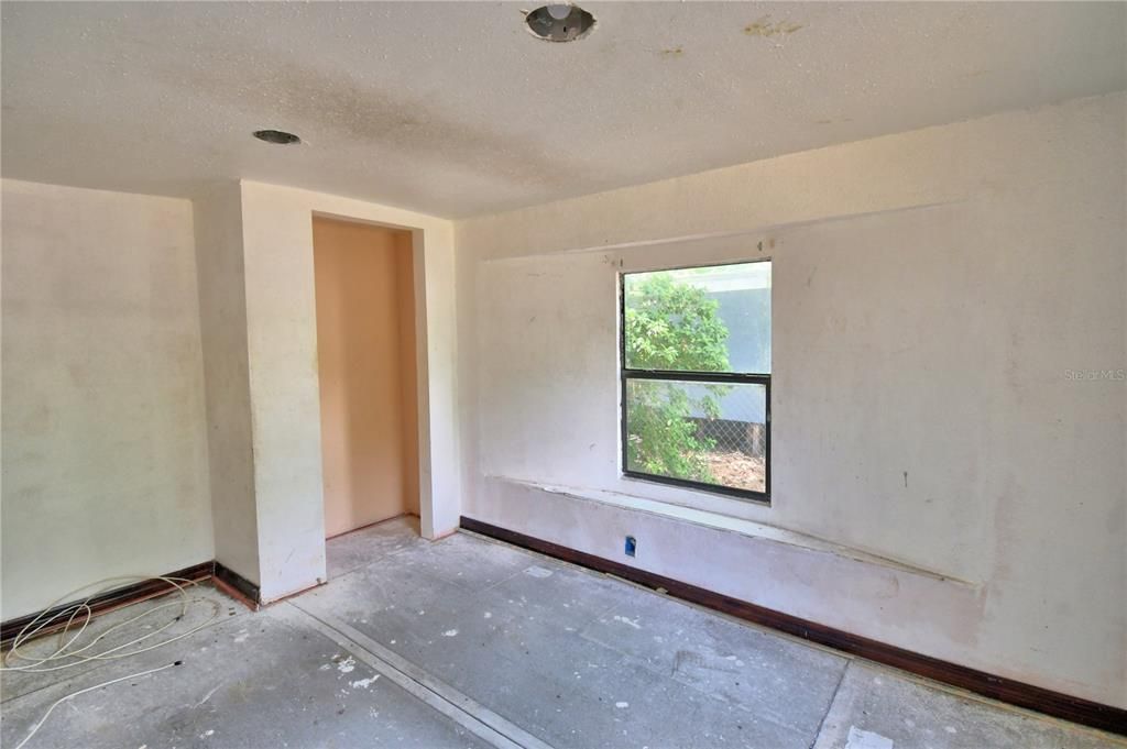 Empty room, Interior