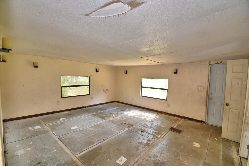 Empty room, Interior