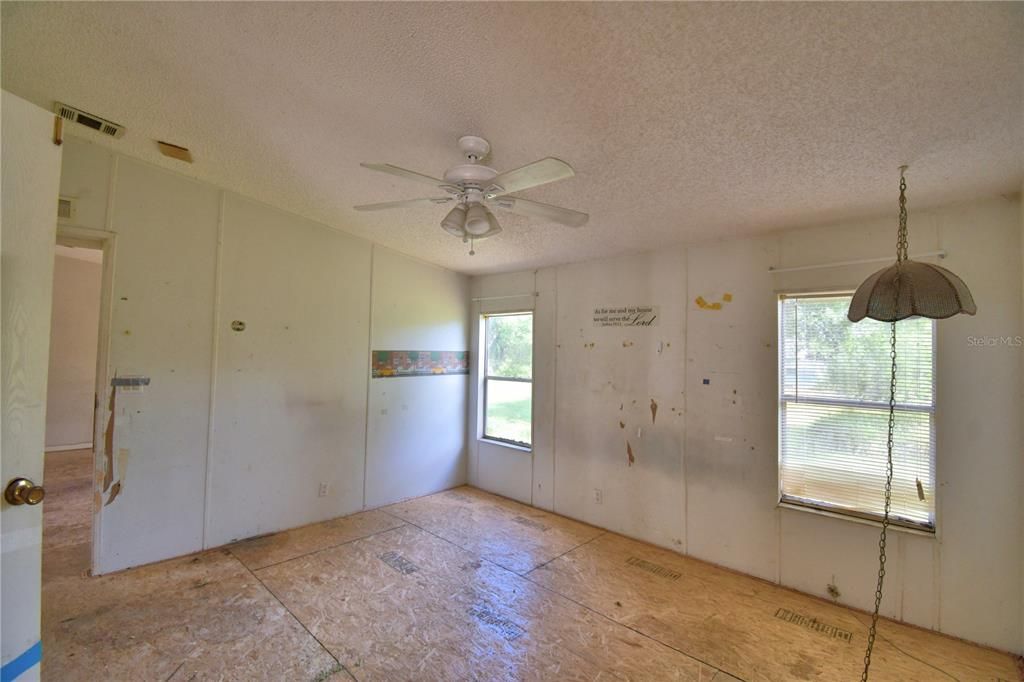 Empty room, Interior