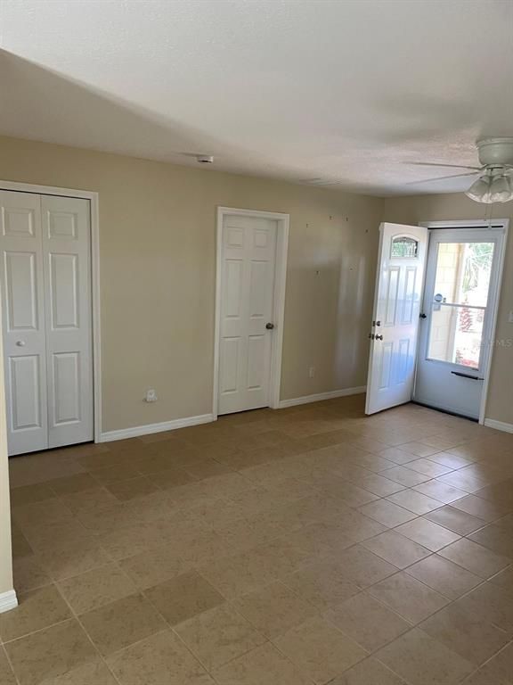 Empty room, Interior