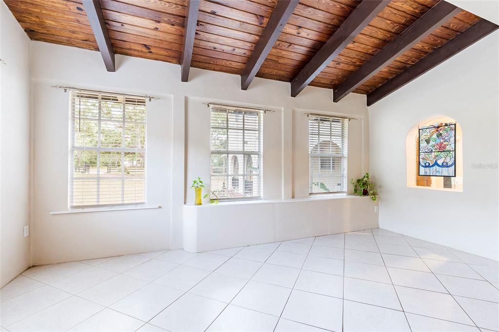 Empty room, Interior, Wooden Beams, Wooden Ceilings