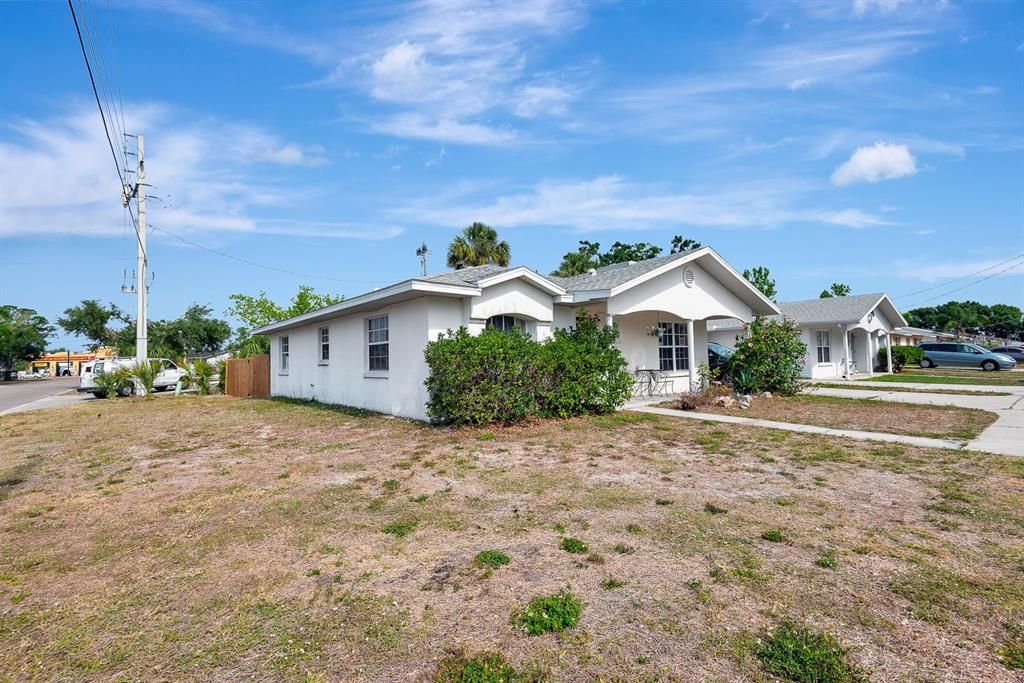 Backyard, Exterior, Facade, Ranch