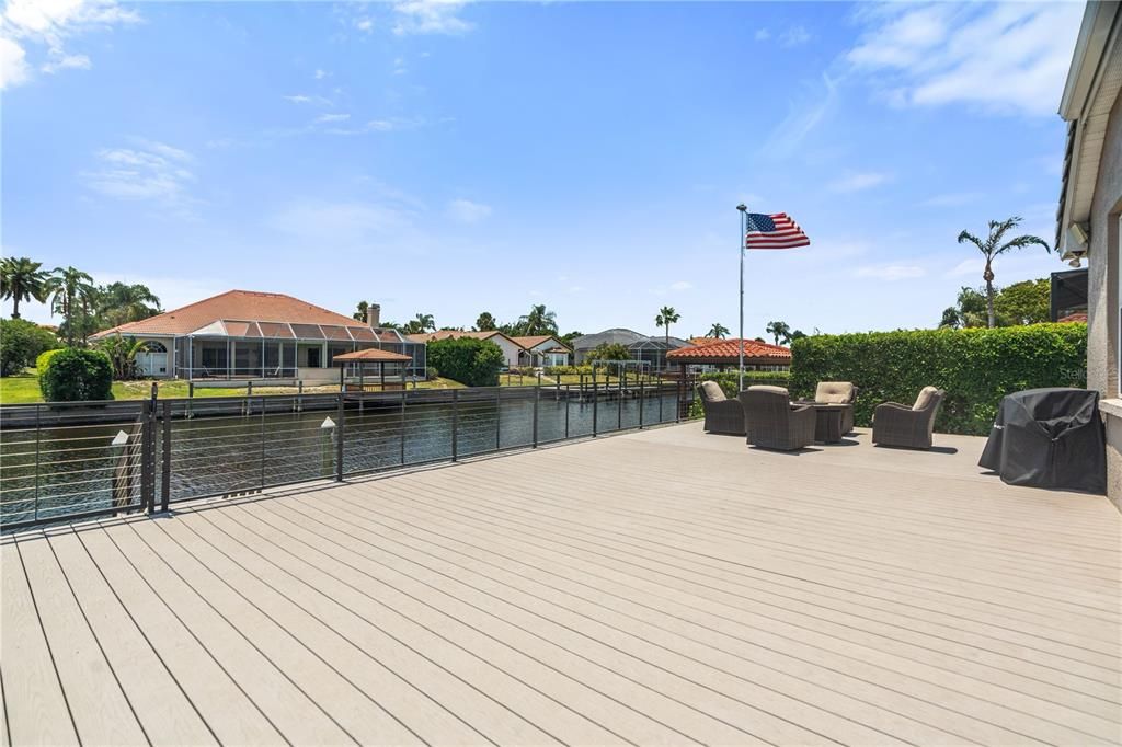Exterior, Lake
