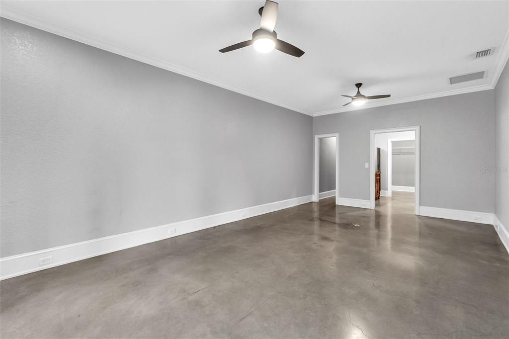 Empty room, Interior