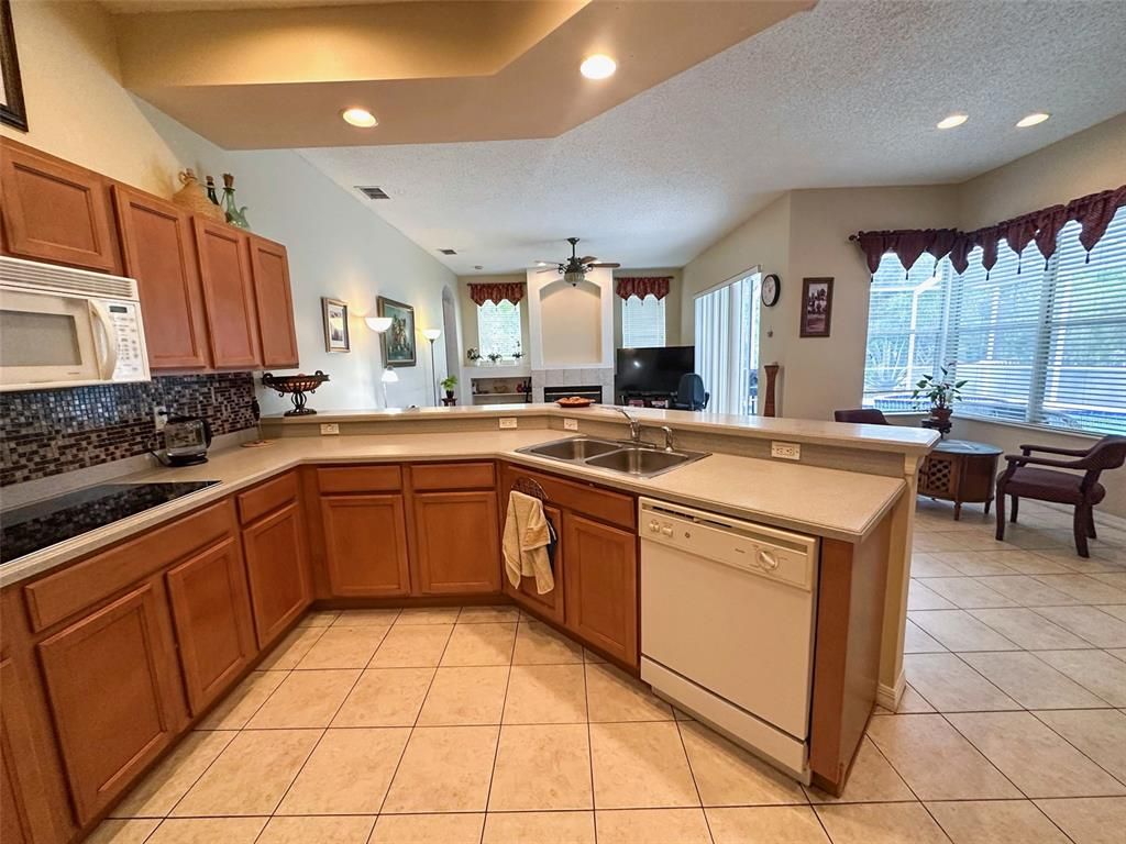 Dining room, Interior, Kitchen, Recessed Lighting
