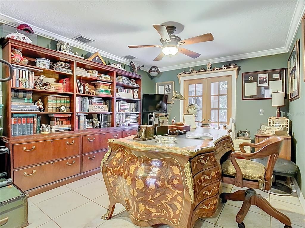 Home Office, Interior