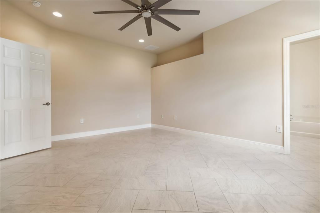 Empty room, Interior, Marble, Recessed Lighting