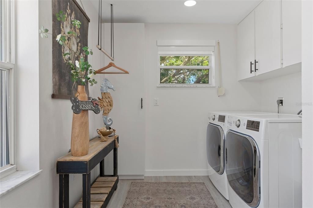 Interior, Recessed Lighting, Washer, Wood Texture Flooring
