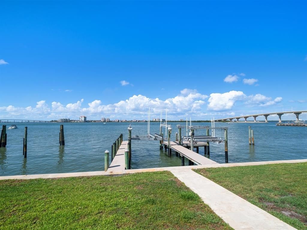Exterior, Lake