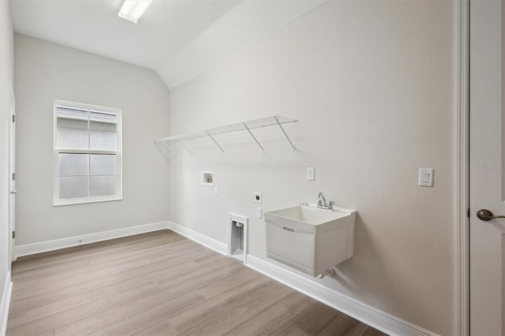Interior, Walk-in Closets, Wood Texture Flooring