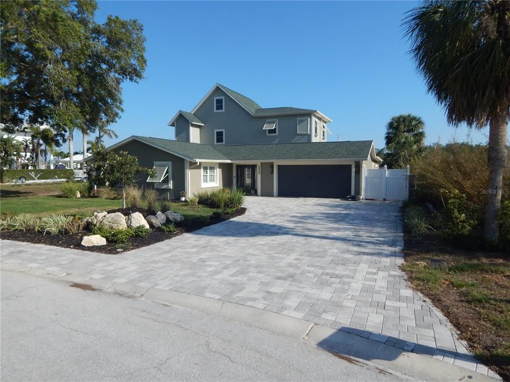 Attached, Exterior, Facade, American Craftsman