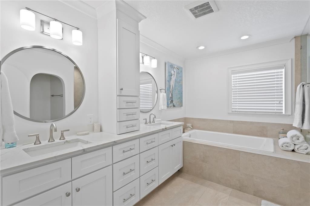 Bathroom, Dual Sink Vanities, Interior, Recessed Lighting