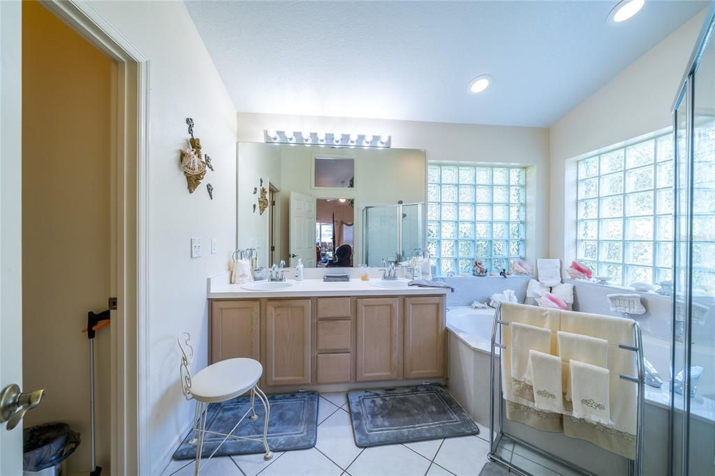 Bathroom, Dual Sink Vanities, Interior, Recessed Lighting