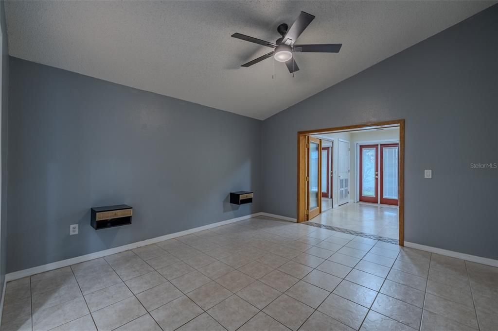 Empty room, Interior