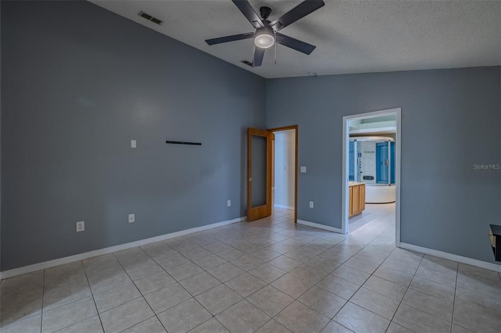 Empty room, Interior