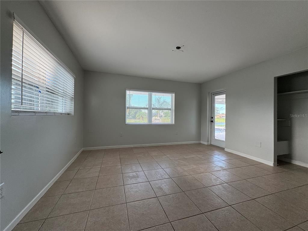 Empty room, Interior