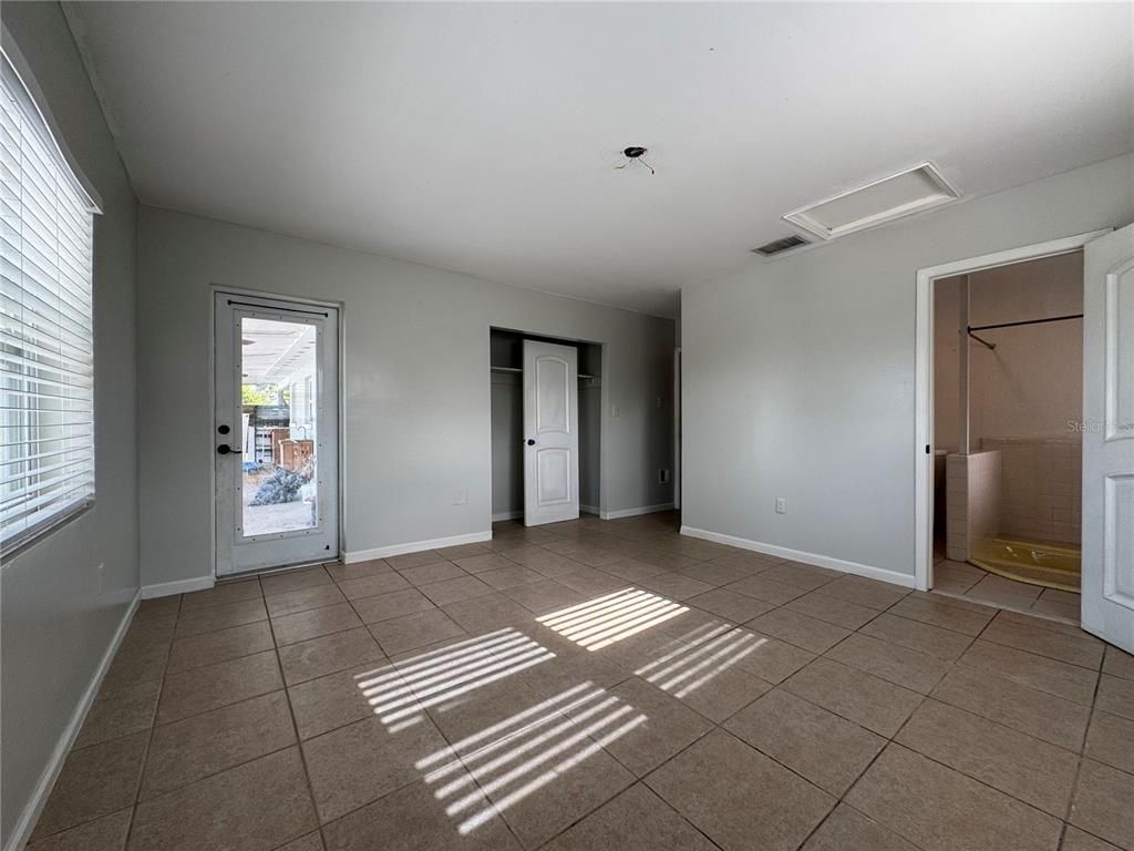 Empty room, Interior