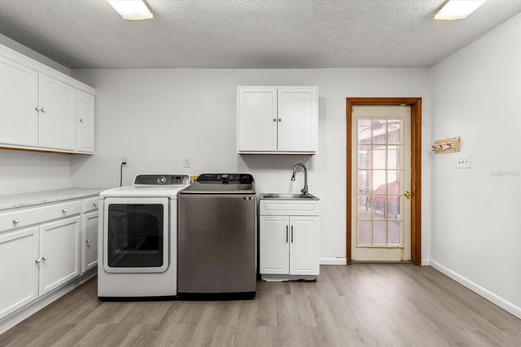 Interior, Recessed Lighting, Washer, Wood Texture Flooring