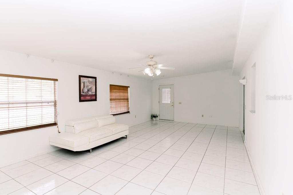 Empty room, Interior