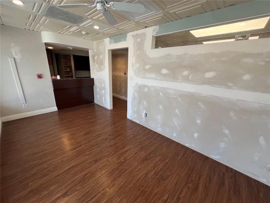 Empty room, Interior, Recessed Lighting, Wood Texture Flooring