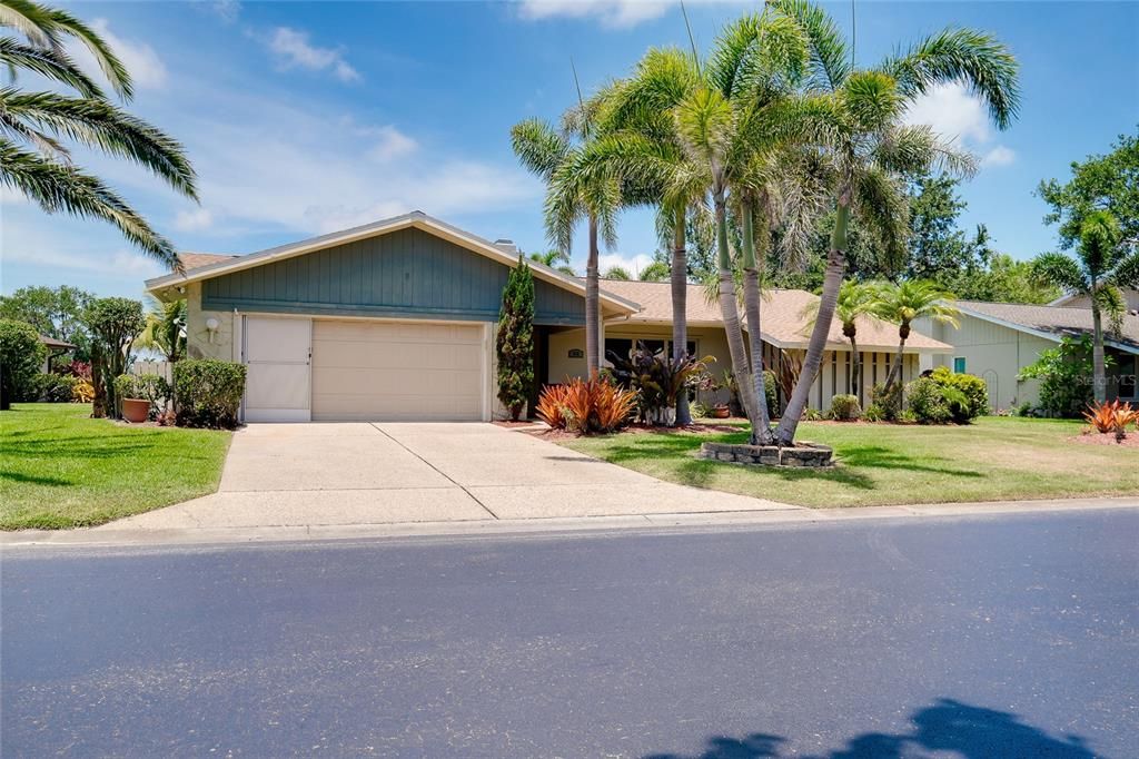 Attached, Exterior, Facade, Ranch