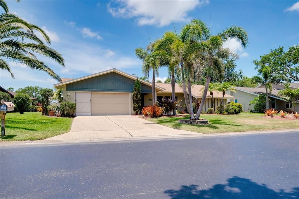Attached, Exterior, Facade, Ranch