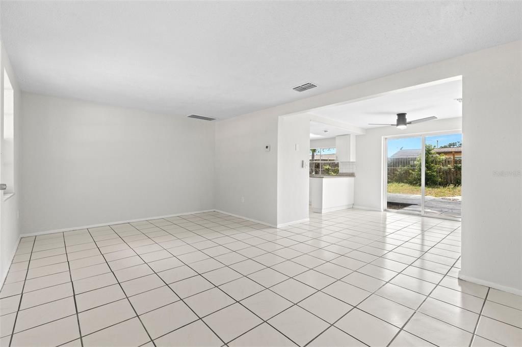 Empty room, Interior