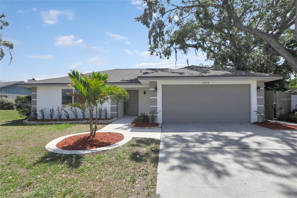 Attached, Exterior, Facade, Ranch