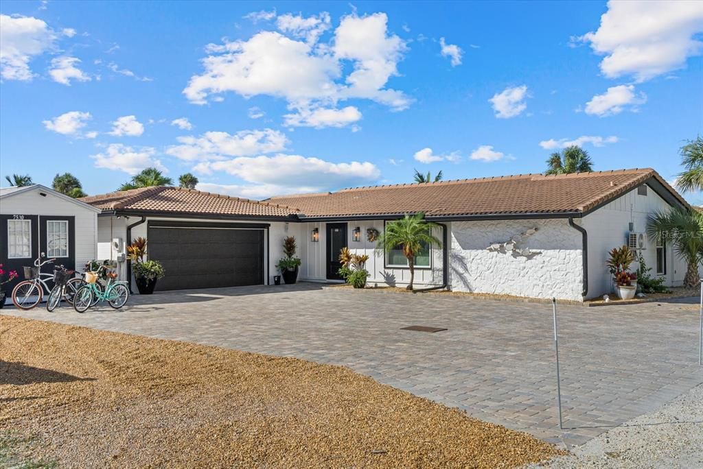 Attached, Exterior, Facade, Ranch
