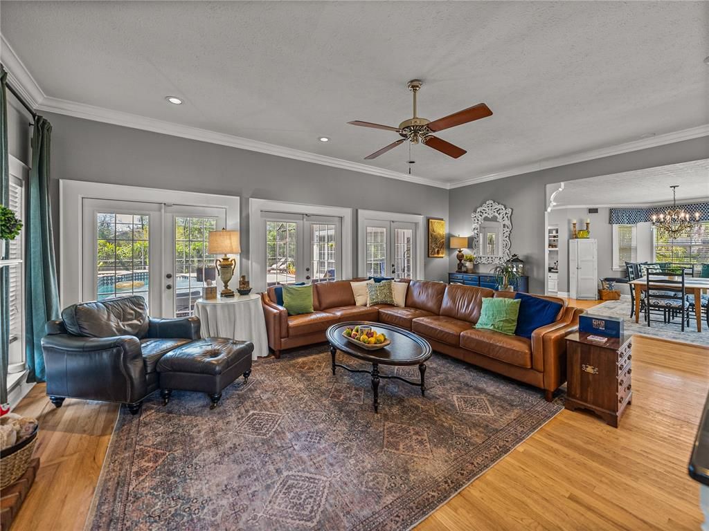 Chandelier, Dining room, Interior, Living room, Recessed Lighting, Wood Texture Flooring