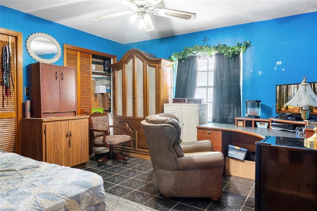 Home Office, Interior