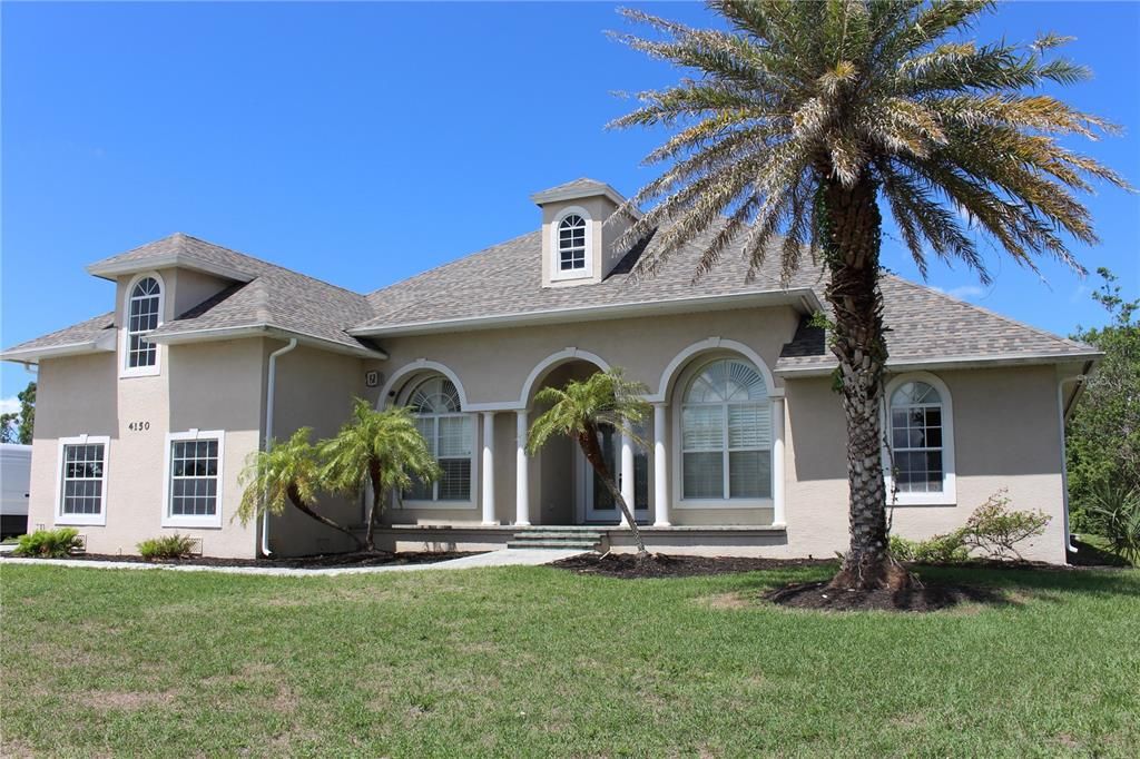 Exterior, Facade, Ranch