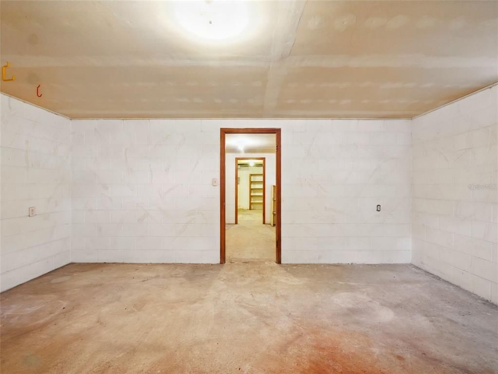 Empty room, Interior