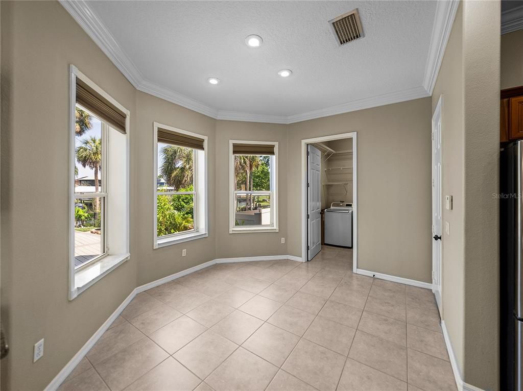 Empty room, Interior, Recessed Lighting, Washer