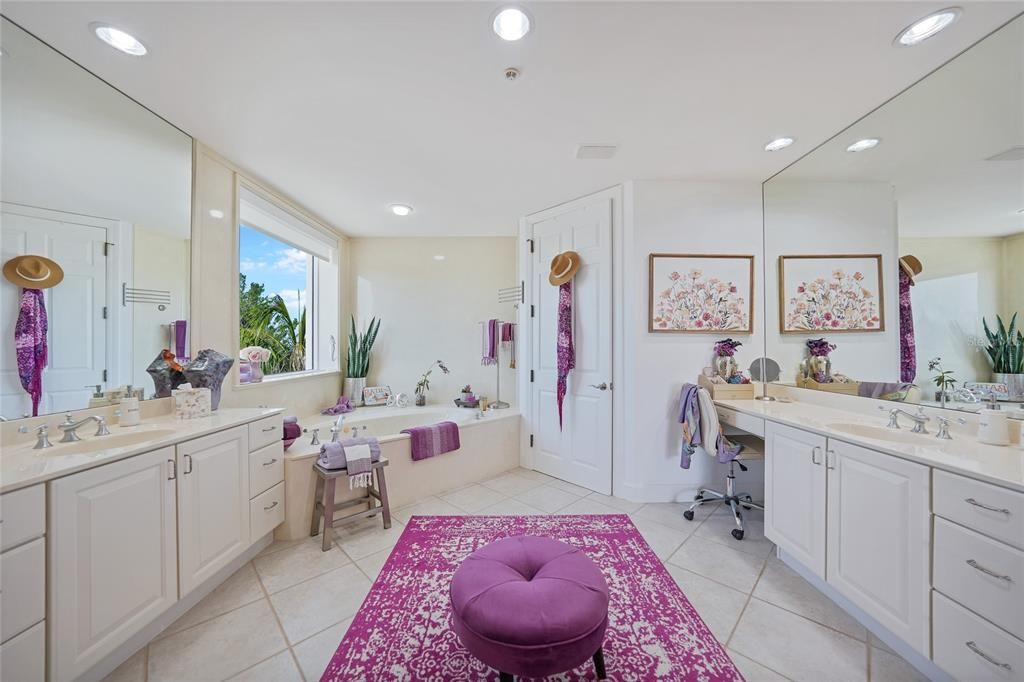Bathroom, Interior, Recessed Lighting