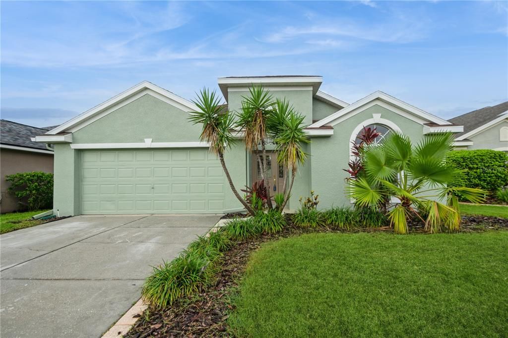 Attached, Exterior, Facade, Ranch