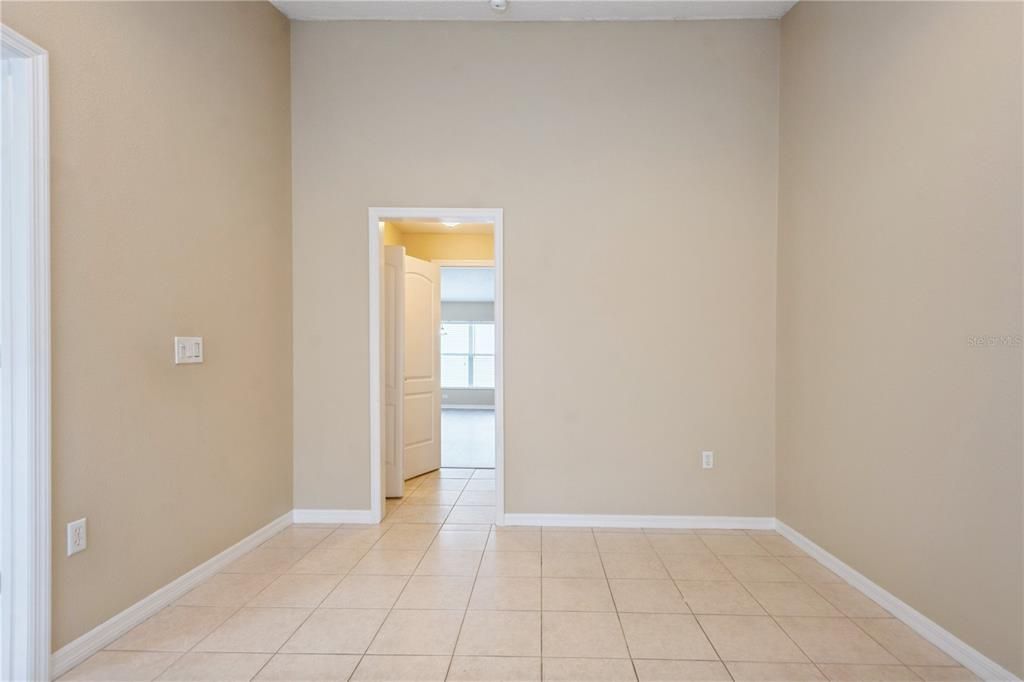 Empty room, Interior
