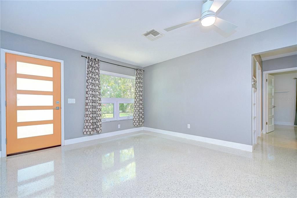 Empty room, Interior