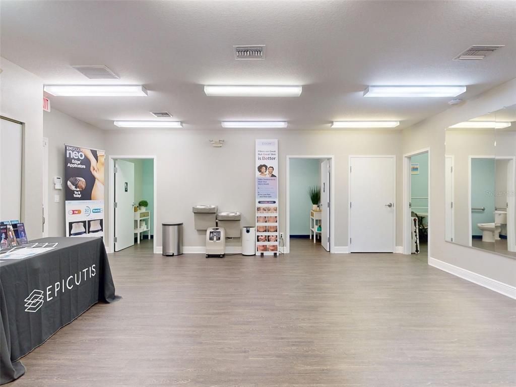 Interior, Washer, Wood Texture Flooring
