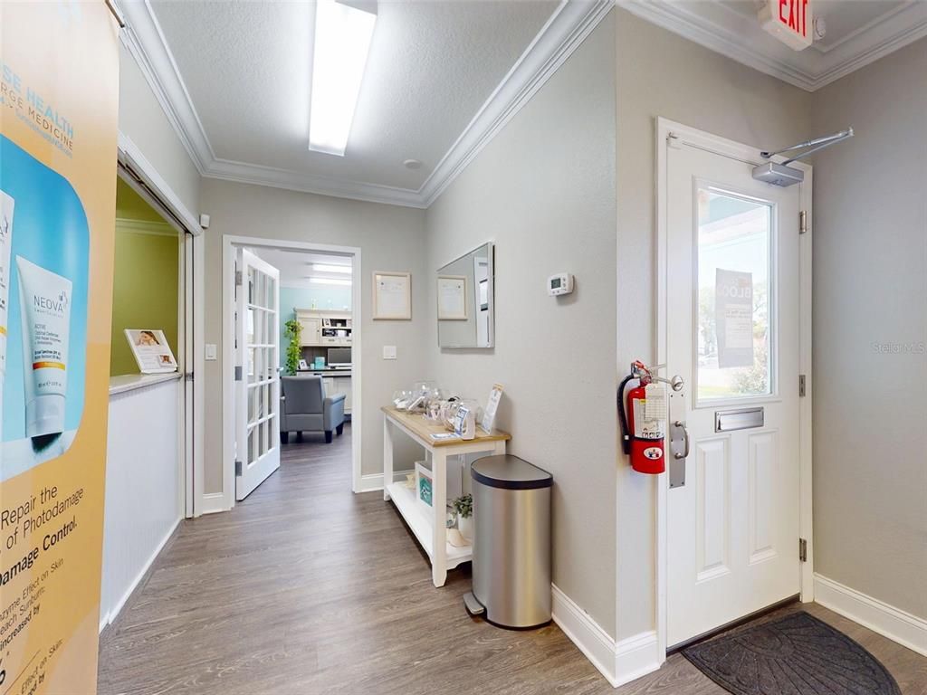 Interior, Washer, Wood Texture Flooring