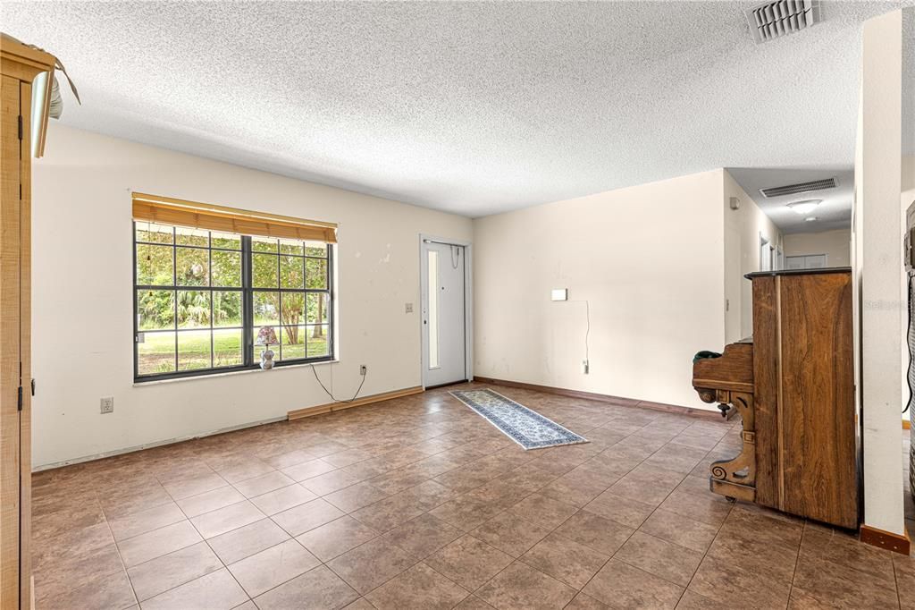 Empty room, Interior